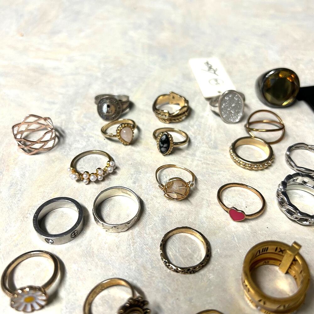 40 Rings All Wearable Assorted Styles And Sizes - Picture 3 of 5